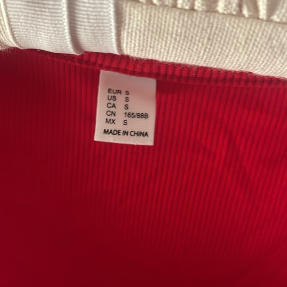 Red square neck Top - Picture 3 of 4